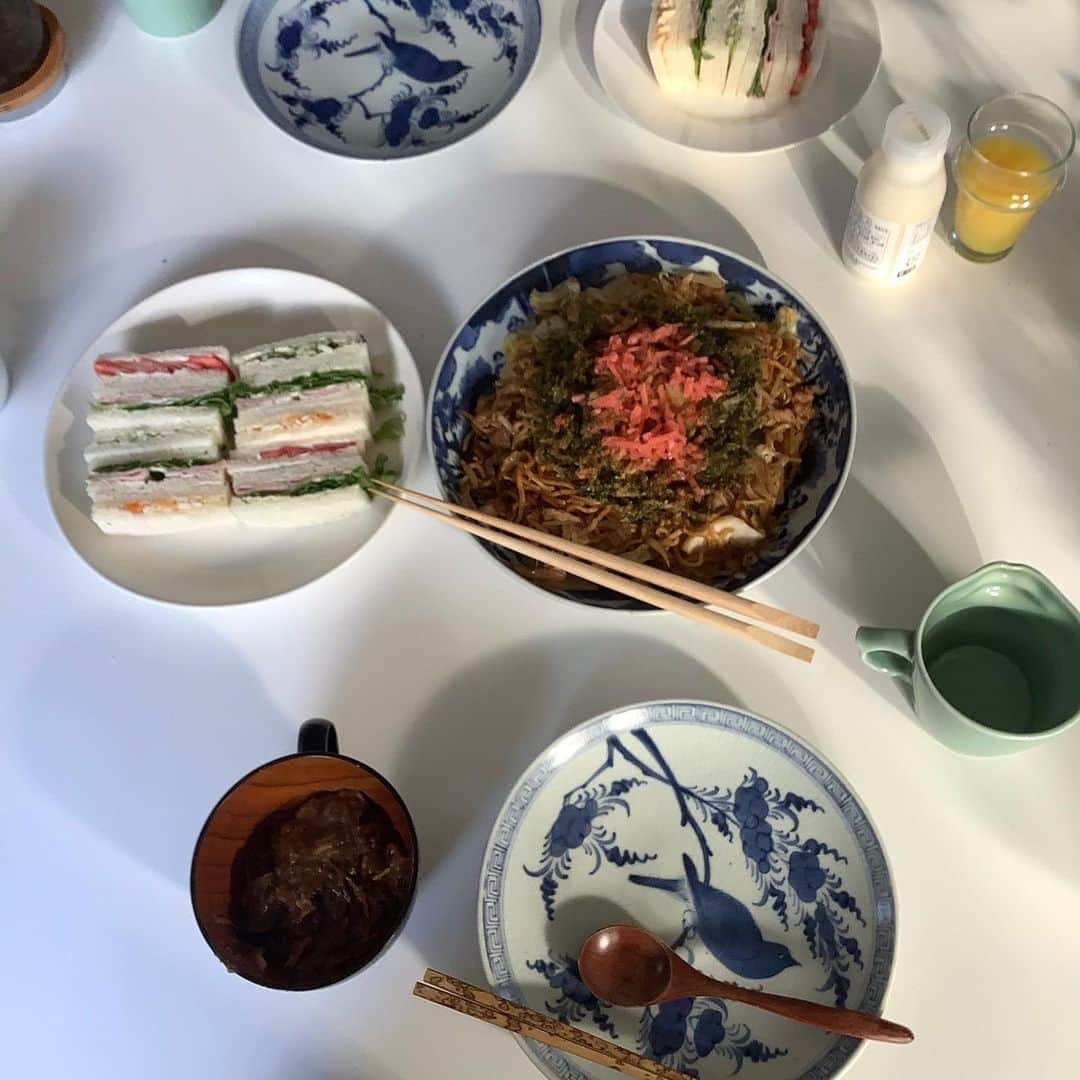 丸山敬太さんのインスタグラム写真 - (丸山敬太Instagram)「家ご飯。 サンドイッチと焼きそばに残りのカレーって。。 食べたいものを食べるスタイル。」1月9日 14時01分 - keitamaruyama