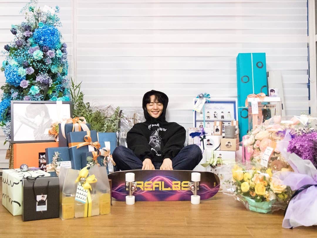 キム・ミンジェのインスタグラム：「데뷔 6주년을 축하해주셔서 감사합니다 😭 너무 행복해요...🥺」