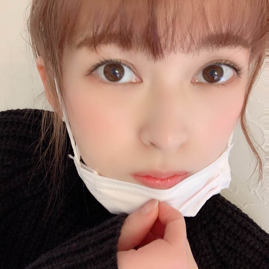 町田亜里香のインスタグラム：「昨日急いで５分くらいでメイクした💄笑 ちょっとファンデ→眉毛→アイシャドウ →チーク→目尻アイライン→リップ💄 おわり🤦‍♀️🤍🤍 . . マスクあるから大丈夫🙆‍♀️ な感じで学校行きました✌️ˎˊ˗ . . #アラサーメイク #メイク  #ナチュラルメイク #裸眼メイク #ママ」