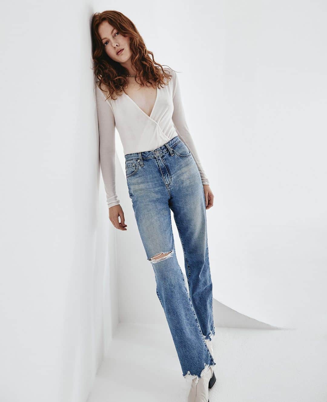 アドリアーノゴールドシュミットのインスタグラム：「The silhouette of the season. The Alexxis takes it back to the 90's, with a high waist, fitted silhouette through the hips, and classic straight leg styling. Link in bio to shop.」