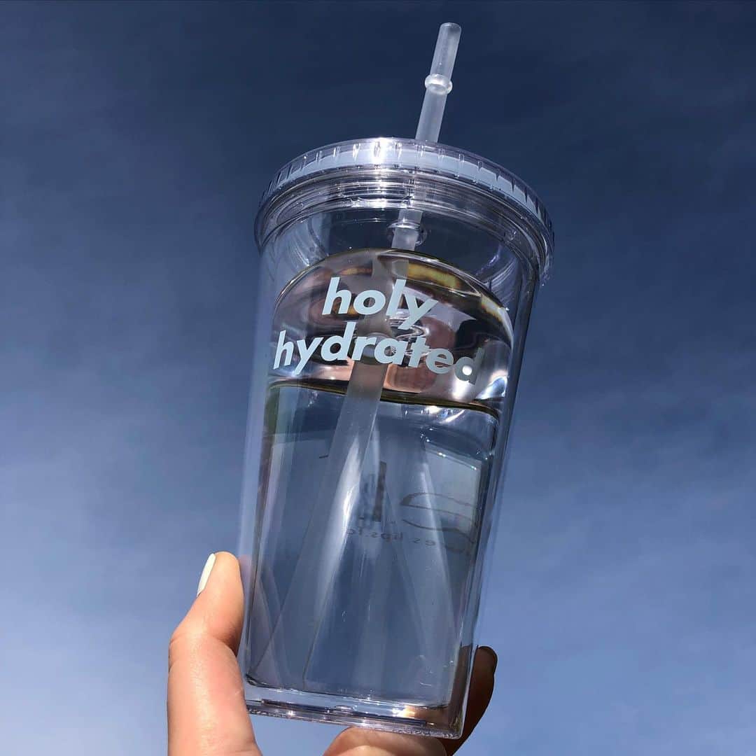 e.l.f.さんのインスタグラム写真 - (e.l.f.Instagram)「holy hydrated💧We're staying hydrated with this limited-edition, reusable tumbler! Available exclusively on elfcosmetics.com. What merch do you want to see from us in 2021? Let us know in the comments! ✨ #elfingamazing #elfcosmetics #crueltyfree #vegan」1月9日 5時10分 - elfcosmetics