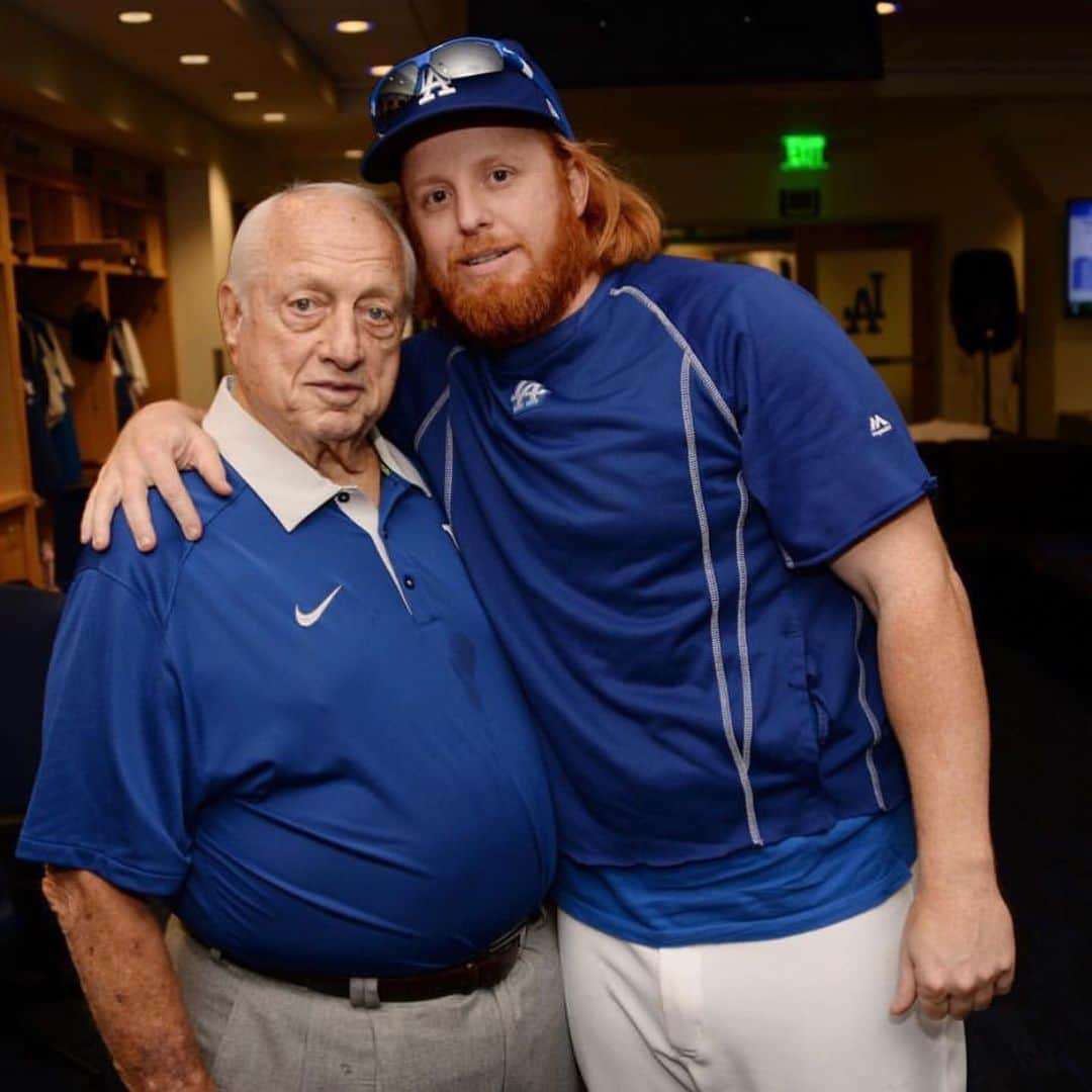 ジャスティン・ターナーさんのインスタグラム写真 - (ジャスティン・ターナーInstagram)「Our hearts are heavy today learning of the passing of @tommylasorda2. He always said he wanted 2 things, to live to be 100 and to see another championship brought to the city of LA. Although he fought like hell to hit triple digits, I couldn’t be more proud to know he got to see the @Dodgers on top again, where he knew we belonged. Everyone who has met Tommy has a generational story to tell. He always took the time to chat, never rushed out on you, and made you feel like a champion. He is one of the greatest leaders and motivational speakers I have ever met and my only regret is that I never got to play for him. Growing up in Southern California, Tommy was a legend. I remember as a kid he would show up to parks and high schools to watch youth games because he simply loved the game of baseball. I am one of the lucky ones that got to know him as more than a legend, Tommy is my friend. You will be deeply missed buddy. #RIPTommy #BlueHeavenOnEarth」1月9日 5時12分 - redturn2