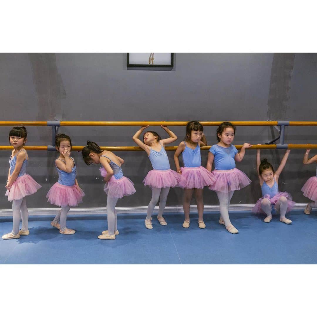 スティーブ・マカリーさんのインスタグラム写真 - (スティーブ・マカリーInstagram)「"Ballet is a dance executed by the human soul."  - Alexander Pushkin  Ballet school in #Nanjing, #China, 2019.  #SteveMcCurry」1月9日 5時12分 - stevemccurryofficial