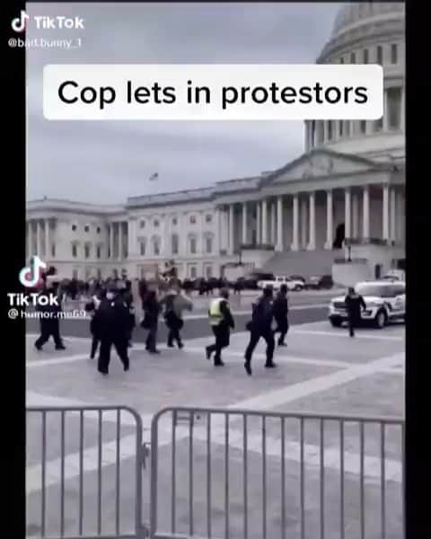 マット・マクゴリーのインスタグラム：「Cops and Klan go and in hand. Vid 1&3 rp from @munroebergdorf last video by @dontjealousme #DefundThePolice」
