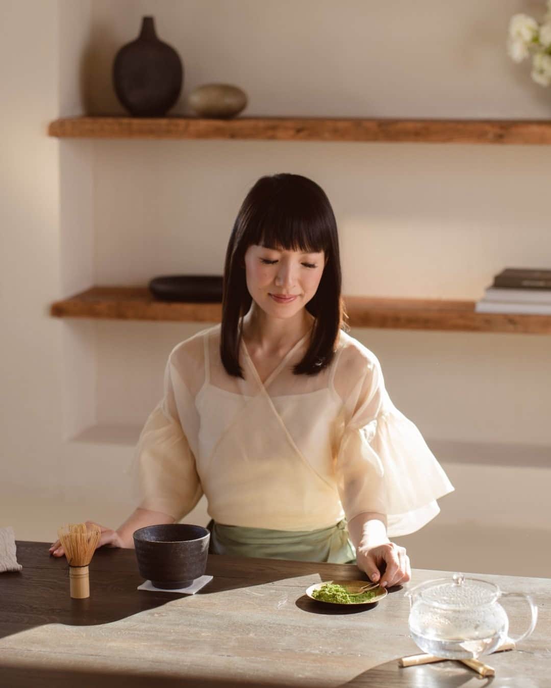 近藤麻理恵さんのインスタグラム写真 - (近藤麻理恵Instagram)「The tea ceremony, or “chanoyu” in Japanese, is a ritual of intention and quiet reflection. A traditional chanoyu gathers around the artful preparation, presentation and enjoyment of matcha green tea. It’s also a time to connect to the present and plan for the future. Try it this new year! #JustTeaYourself #JapaneseGreenTea #TeaWithMarie #JourneyToSimplifyYou」1月9日 5時20分 - mariekondo