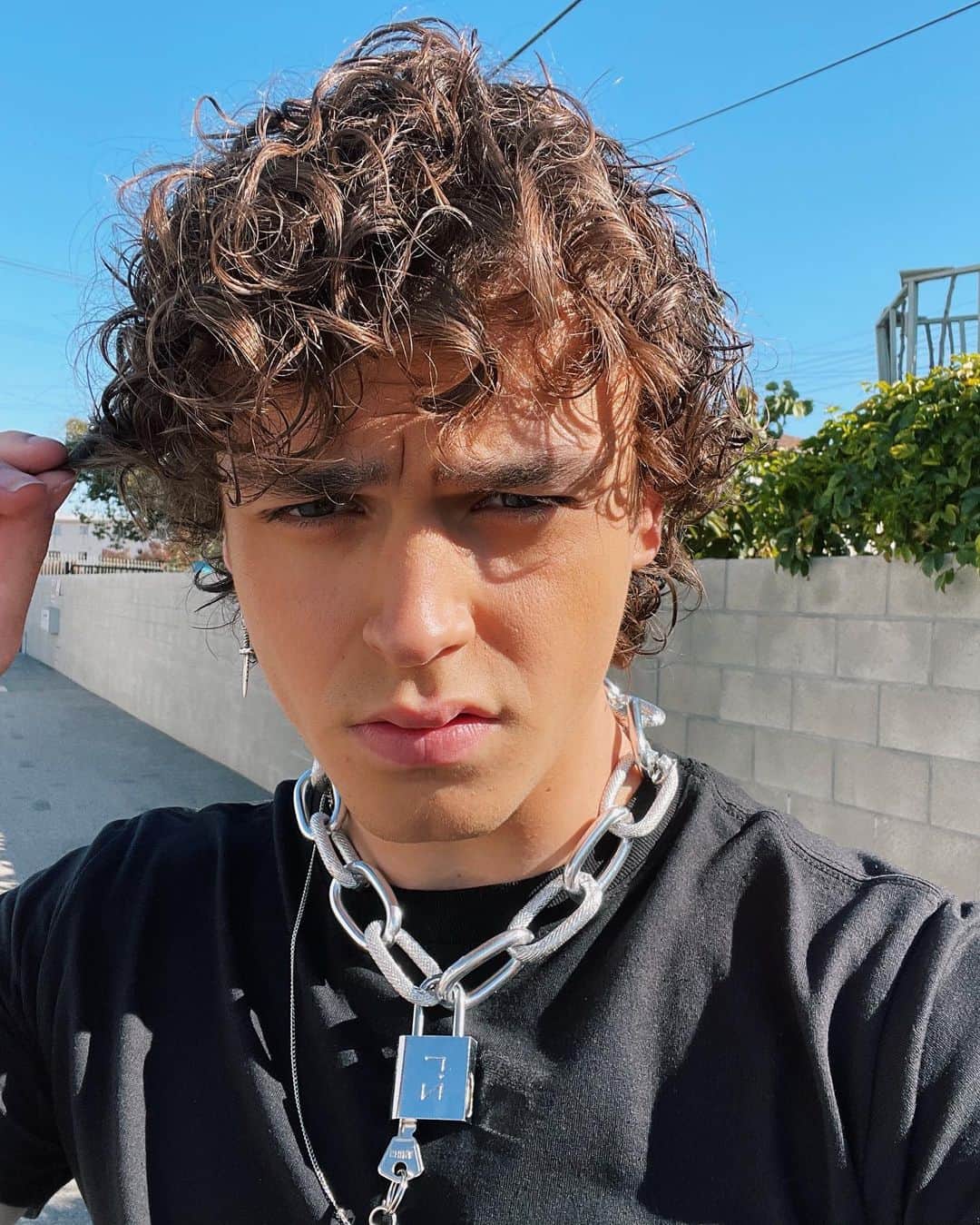 Jonahmaraisのインスタグラム：「We are officially a week away from The Good Times and The Bad Ones!!!!! 🎉🎊🥂✨」