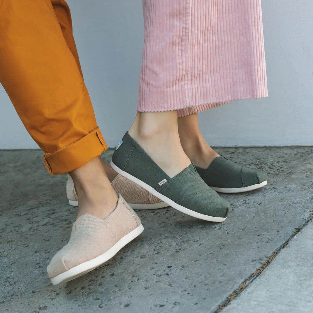 トムズシューズのインスタグラム：「New colors, enhanced comfort.   Alpargatas featuring our CloundBound™ Sole—with an impact that never goes out of style.」