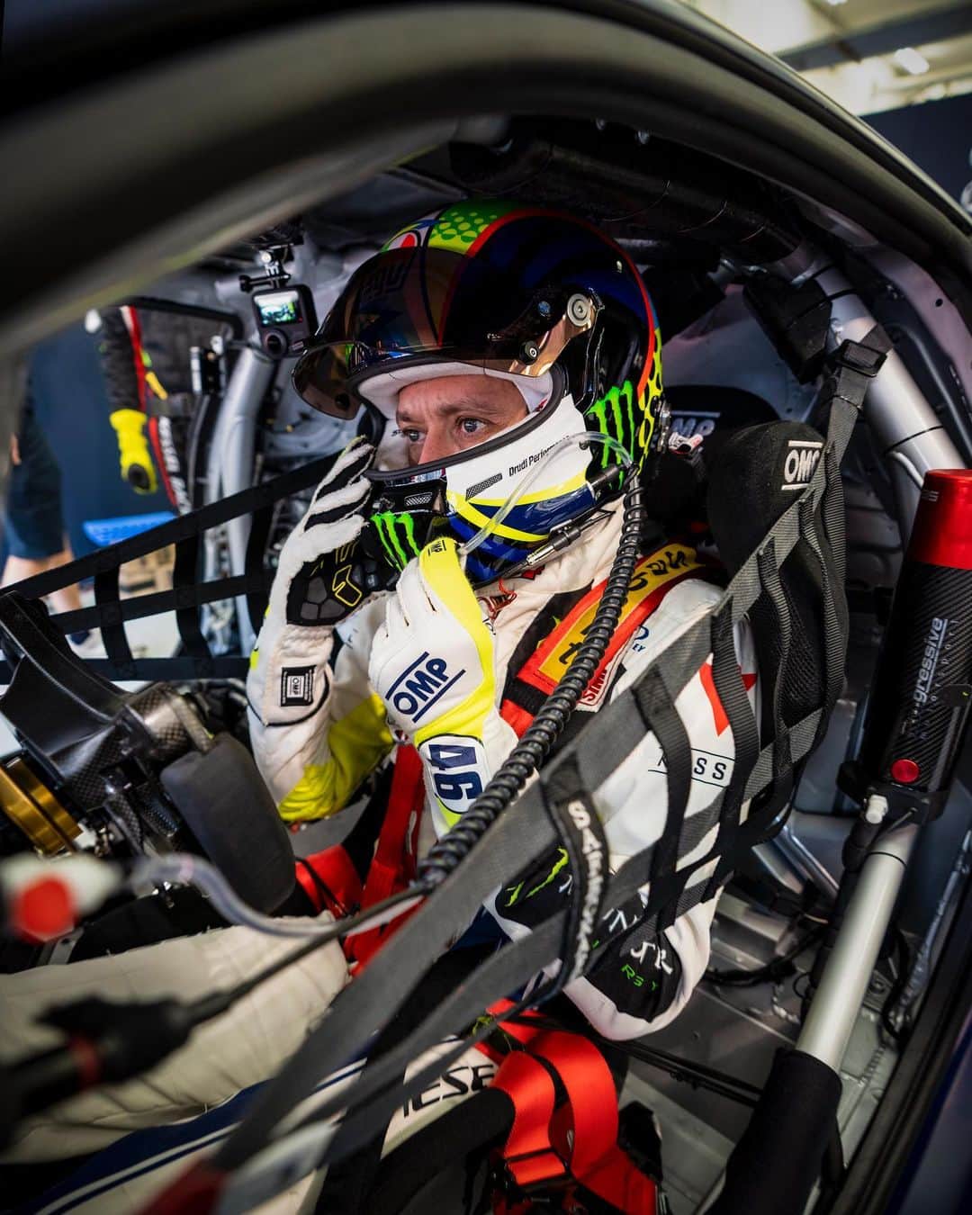 バレンティーノ・ロッシのインスタグラム：「Official Practice! #gulf12hours @monsterenergy @kessel_ch  @uccioyellow46 @luca_marini_97  📸 @camilss #vr46squad」