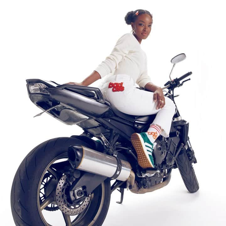 motherdenimのインスタグラム：「MOTHER ALWAYS KNEW YOU WERE A BADASS.   We teamed up with @instylemagazine on a three-piece capsule benefitting @thelovelandfoundation , a 501(c)(3) that brings opportunity and healing to Black women and girls by providing them with access to high-quality, culturally competent therapy.     Through June 30, 2021, MOTHER will donate $20 from each Hustler Ankle Fray in Badass and $5 from each pair of Badass Socks and Barrettes sold on motherdenim.com to The Loveland Foundation to further support their efforts.   “It's not enough to be passive in the ways we are showing up,” says Rachel Cargle, founder of The Loveland Foundation. “It’s simply not enough to send our love and light. We have to move into what I call a radical empathy. It calls us to ask, ‘How does who I am play into what others are experiencing?’ It calls one to no longer be complacent. No longer be silent. It's not enough to not be racist. You must be actively anti-racist.”  Link in bio to learn more❤️」