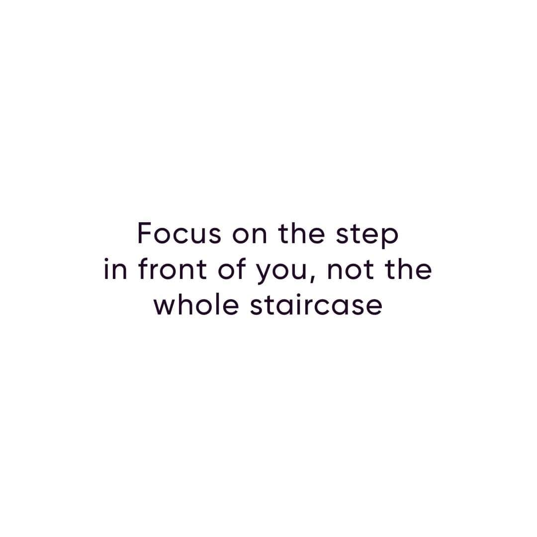 ケイラ・アイトサインズさんのインスタグラム写真 - (ケイラ・アイトサインズInstagram)「Ladies, I want you to think of a staircase as a metaphor for this year's #SweatChallenge. 🤔 Let me explain... When you look at a big, tall staircase it can feel really daunting. You might think: “I could never climb something that high” and then walk away. BUT, if you just focus on climbing ONE step in front of you, it becomes much easier to achieve. You can take the staircase one stair at a time, and just see how far you can go. This means that you'll get WAY further than you would have if you just gave up at the beginning.   You can apply this to the @Sweat Challenge, too. If you think of the challenge as a big six-week commitment, for many women it could seem daunting or unachievable. Instead, I want you to take this challenge day by day. Think about what you want to achieve each DAY, rather than over the whole challenge. Break down your goals so that they are small, achievable, and really specific - and they will become MUCH less daunting. 🙌  Also, remember to celebrate every small achievement that you make over the course of the challenge. Each step that you take is a big deal, so treat it like one! Every workout that you do is helping you to become the strongest and most confident version of yourself, and that is MASSIVE!  The Sweat Challenge starts this MONDAY! I'm personally soooo pumped to start working out with all of you ladies. I can already feel it, this year we are going to be stronger than ever!💪 If you haven't registered yet, just click the link in my bio and join us on @Sweat!   www.kaylaitsines.com/SweatChallenge」1月9日 5時30分 - kayla_itsines
