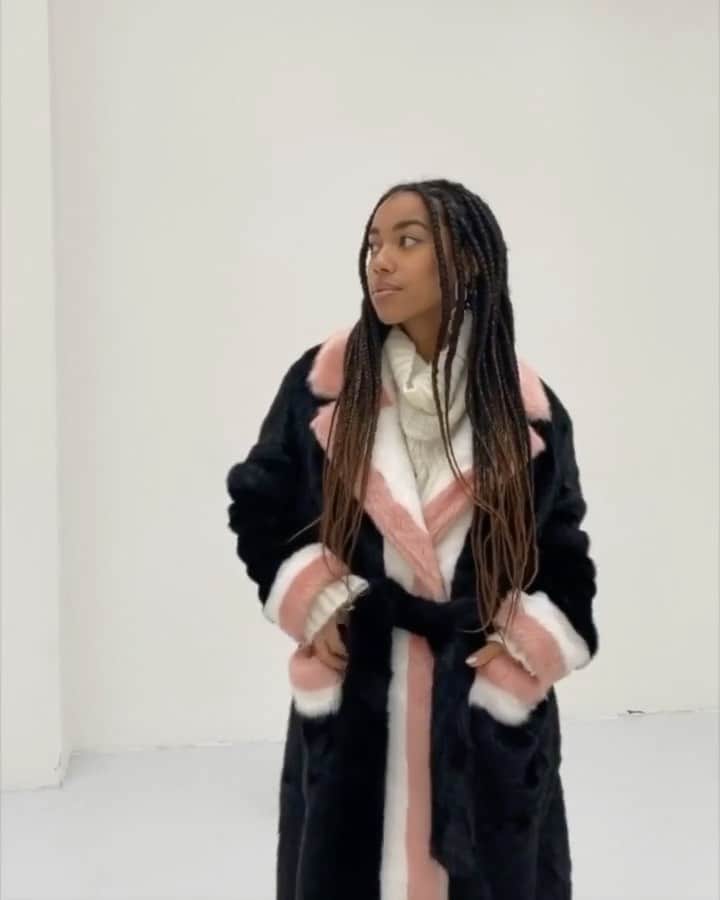 のインスタグラム：「The better the coat, the more stylish the outfit — especially when it's a @standstudio.official teddy coat. Need proof? Just look at @amaka.hamelijnck’s take on the look.  Shop all your favorite Instagram looks, just visit the link in bio」