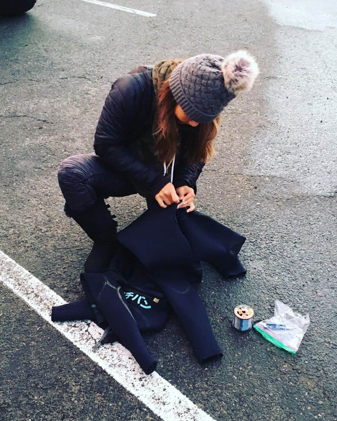 ティファニー・ヨハのインスタグラム：「Friends don’t let friends paddle out with a big hole in the butt crack of their wetsuit. Thanks @katnoelani! 😹 #FreeSaltwaterEnemas」