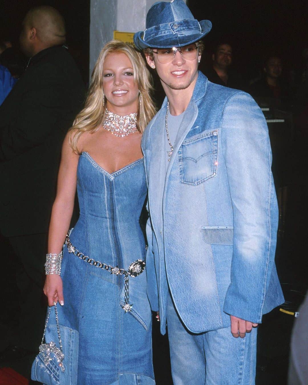 Just Jaredさんのインスタグラム写真 - (Just JaredInstagram)「Today is the 20th anniversary of the time Britney Spears and Justin Timberlake walked the red carpet in matching all-denim outfits! They wore the looks at the 2001 American Music Awards. #BritneySpears #JustinTimberlake Photos: Getty」1月9日 5時31分 - justjared