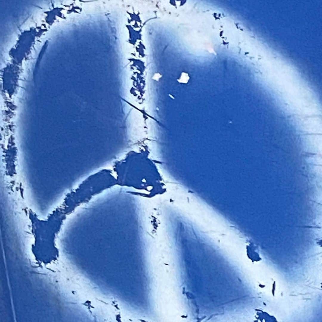 ケイリン・ルッソのインスタグラム：「Amongst all of this hate  All the loud noises and people that want to tear you down and fuck your shit up.  Do not forget who you are. When u look in the mirror do not forget the love you emit.  Do not let this outside world bring you down. You are strong you are brave.」