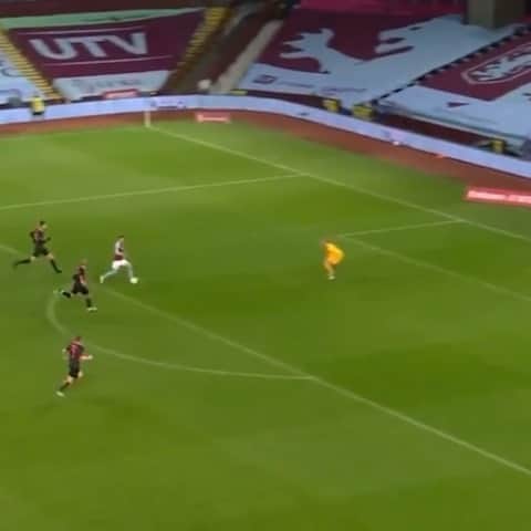 F2Freestylersのインスタグラム：「What a moment for @louiebarry scoring vs Liverpool in FA cup 💥! But what about that pass from @roweyy3 😱」