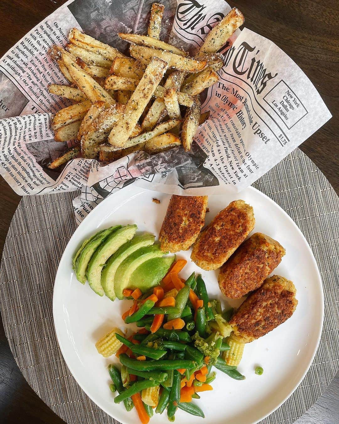 Sascha Barbozaのインスタグラム：「Croquetas de atún y “papás fritas” en airfryer. Este almuerzo quedó delicioso! Estas croquetas le encantaron a todos; grandes y chiquitos.  Ingrendientes. 3 latas de atun; Dos latas de atún en agua y una de aceite de oliva, las latas son de cinco onzas, aproximadamente 145 g cada una.  1 zanahoria rallada. 2 cucharadas de cebollin. Un poquito de cilantro. 2 huevos. 1 cucharada de mayonesa light-opcional.  1/3 taza de panko, use uno gluten free. 2 cucharadas de linaza molida.   Puse todos los ingredientes en un procesador hasta que quede una mezcla Homegénea, que puedas hacer la forma de las croquetas, siempre se pega un poco en las manos pero la idea es que no queden muy secas ni tampoco muy aguadas, ve probando, si sientes que quedó muy aguada le echas un poquito más de panko, ten encuenta que la linaza poco a poco va absorbiendo agua.   Calienta en una sartén dos cucharadas de aceite de oliva, y cuando esté caliente pones las croquetas, dorando de cada lado, ve dándole vuelta y vuelta, las cuatro caras, frontal, posterior, y los dos costados.   Para las papas, lávalas muy bien, déjalas con la piel, cortarlas en bastones, remojarlas en agua fría por una hora para que suelten almidón y queden más crujientes, luego secas muy bien con toallas de papel, y cocina con un poco de aceite oliva y sal en el air fryer a 390 por 12-15 min aprox. Apenas estén listas, ponlas sobre una toalla de papel, puedes espolvorear perejil seco, parmesano o lo que más te guste:」