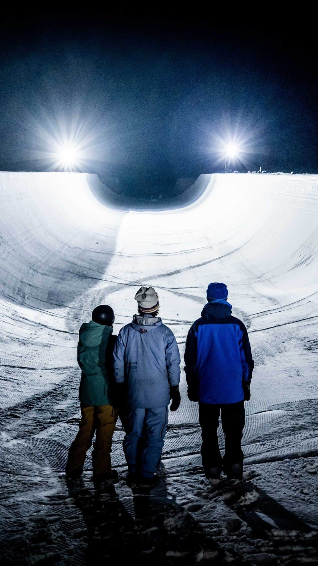 アナログクロージングのインスタグラム：「36 hours after the competition ends and the crowds disperse, the Burton Team drop into the 2020 US Open pipe on a snowy, peaceful night showing us the non-stop progression and personalities that make the Burton US Open is the greatest snowboard event in this One World.  Presented by: @toyotausa  Ft: @travelindan, @thekellyclark, @ben_ferguson, @chocorompe, @liujiayusnow & @raibukatayama」