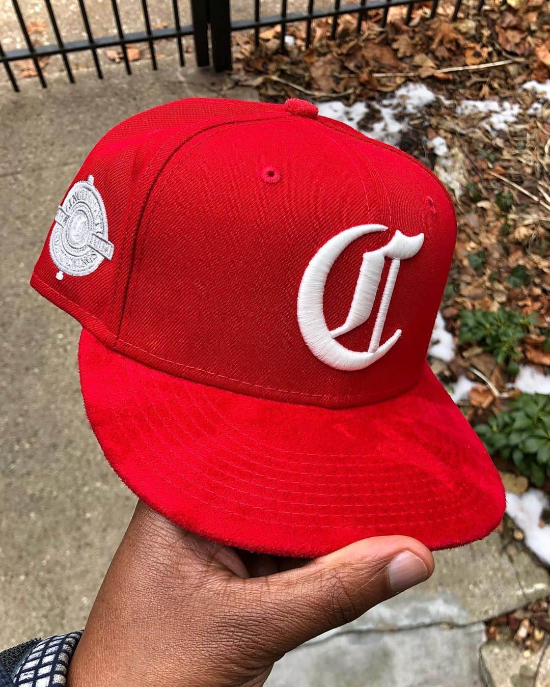 Mr. Tyさんのインスタグラム写真 - (Mr. TyInstagram)「Anooother fitted for @corporategotem that’s available in store and online now.  The Cincinnati Redstocking comes with a glow white (yes it glows) old English E, gray back/side hits, and a gray under visor.  Moving about today in my Jordan 1 lows and testing out these new @allthingsregular socks!  #ijustlikeshoes #theshoegame #compleckicks #soletoday #wiw #wiwt #wdywt #whatiwore #ファッション #コーディネート #fittednation #thatfittedmean #neweracap #ootdwatch #weathersynergy #5950 #teamfitted #aj1 #northface #airjordan1 #corporategotem」1月9日 5時40分 - regularolty