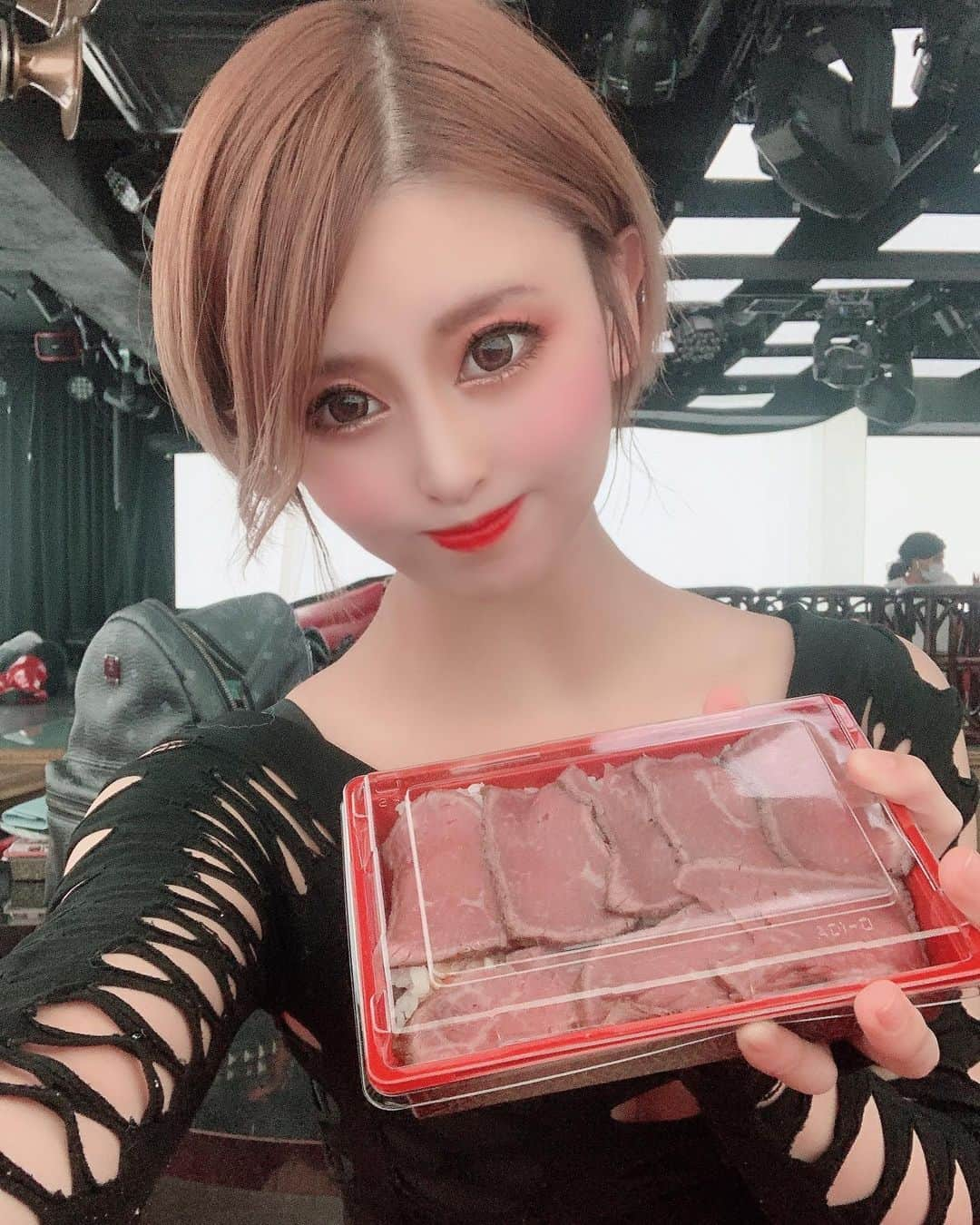 うららさんのインスタグラム写真 - (うららInstagram)「バーレスク大阪でしか食べれない牛タタキ重❤ ありがとうございます‪⸜(*ˊᵕˋ*)⸝‬💕✨ めためた美味しかった🥰👍  今日もまってまーす😎💋  . . . #バーレスク大阪 #バーレス東京 #burlesque #北新地 #showpub #うらら #dancer #singer #キャバ嬢 #ホスト #モデル #cute #ポールダンス #アイドル #ギャル  #パリピ #gogodancer #脚フェチ #ビキニギャル #エロ可愛い #小悪魔 #インスタ映え #飲み会 #ふぉろーみー #いいね #脚フェチ #エンタメ #ショートヘア #タタキ #絶品」1月9日 5時46分 - urara_burlesque