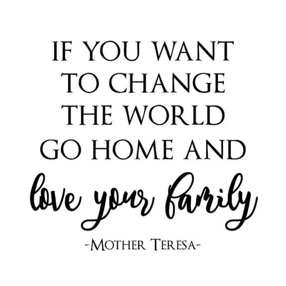 のインスタグラム：「I love this quote so much. Right now all I have power over and what I can control is how I love my children and show up for them. I don’t do well with the anxieties of the world because of my anxious nature , but loving my children is what I can control.  Because I want to be a fountain for them. Not a drain.  Shoutout to my amazing therapist @refugecenterforcounseling for reminding me of that.」