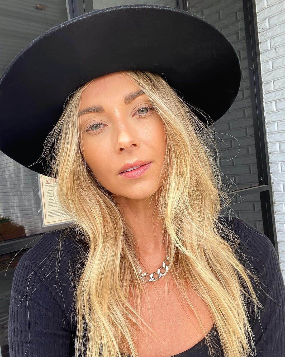 Ludi Delfinoのインスタグラム：「I’m a woman of many hats 🎩👒🧢」