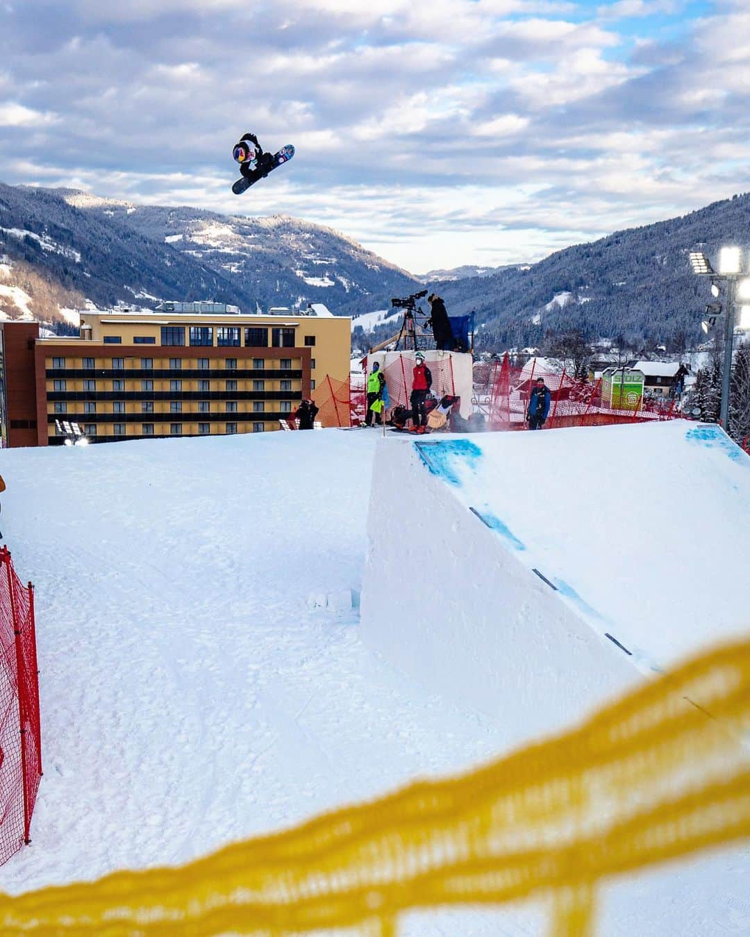 鬼塚雅さんのインスタグラム写真 - (鬼塚雅Instagram)「. The first bigair worldcup finals of this year are kicking off tomorrow🇦🇹🍄🤞 . #星野リゾート #RedBull #fjanck #artisticandco #samanthathavasa #nitrousa #electric #大阪王将 #swix #slickhouse #スノーボード #snowboard #Austria #Kreichberg 📸 @kenjiro_sgw & @lee_ponzio」1月9日 6時05分 - miyabionitsuka