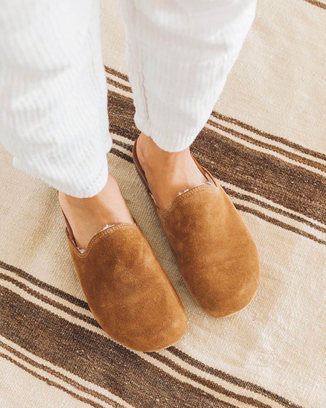 のインスタグラム：「✨meet our new vera slide✨⁣⁣ ⁣⁣ the perfect no-fuss style for right now. featuring a cozy faux fur lining 🔥, an anatomic molded footbed ☁️, and an eco-composed outsole 🌱 get ready to elevate your lounging look! link in bio.」