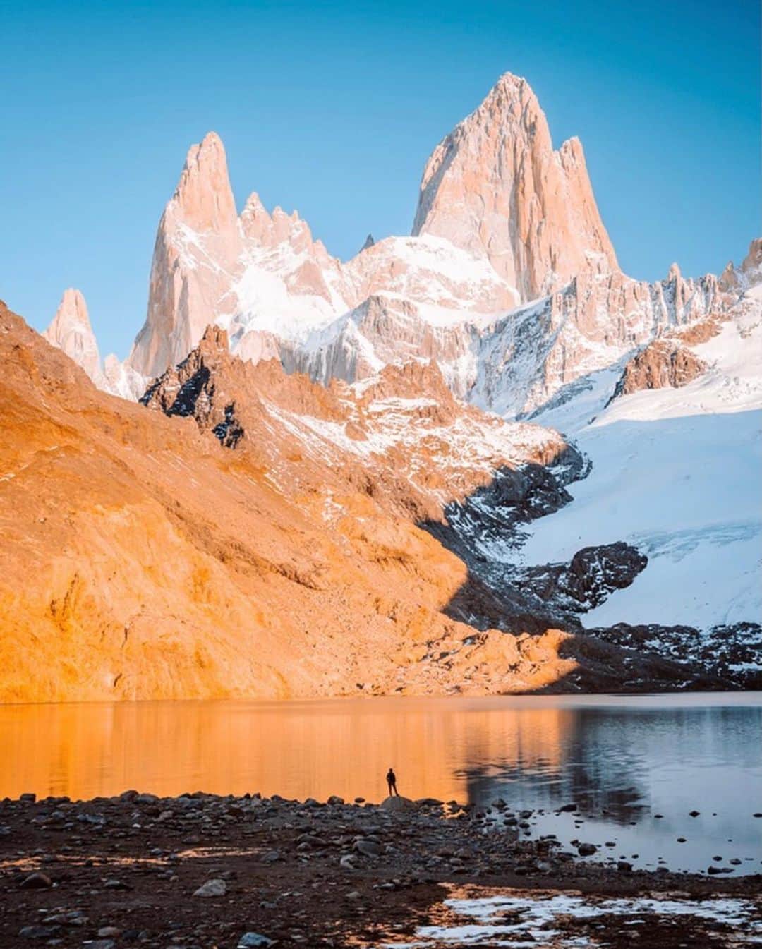 FOLKのインスタグラム：「Some very lovely contrasts. Happy Friday from these favorites: 1.) @patagoniatothenorthpole 2.) @twocupsflour 3.) @sean_cgn 4.) @krisjonnes 5.) @kaseymantiply 6.) @mat_chec」