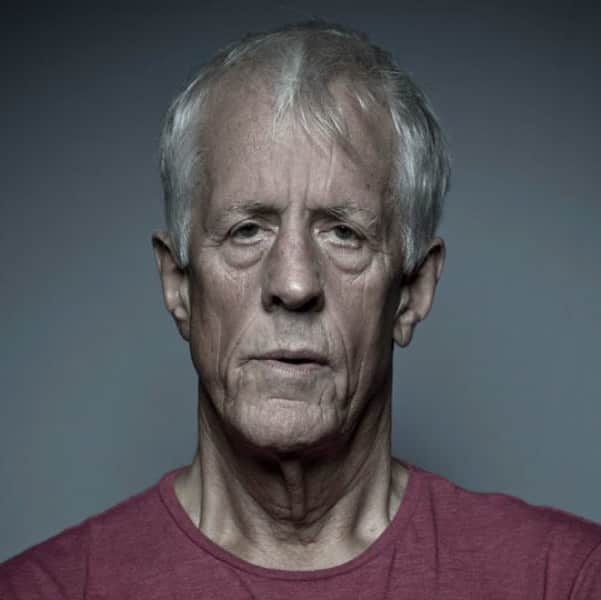のインスタグラム：「Just reading the news that we lost one of our great directors today, Michael Apted.  A quick word, and story, about this lovely man. Michael was essentially our resident director on Masters of Sex, returning time and again to shepherd us through the work and to help us tell a good story. He was gentle, warm, caring, sharp- every good thing you’ve heard about him, he was. Michael was also a guiding force in another (more personal) aspect of my life. Michael lost a son to colorectal cancer around the time the series was filming. Around that same time my mom had been diagnosed with colon cancer as well, and Michael passionately urged me to get a colonoscopy. I was turning 40, and had his son gotten one at that age, he said to me, he may not have lost his life.  Michael cared deeply for his work. For his actors. For the stories that needed to be told, both professionally as well as personally.  And yes, I got one. And will continue to.  Thank you for all you did, Michael.」