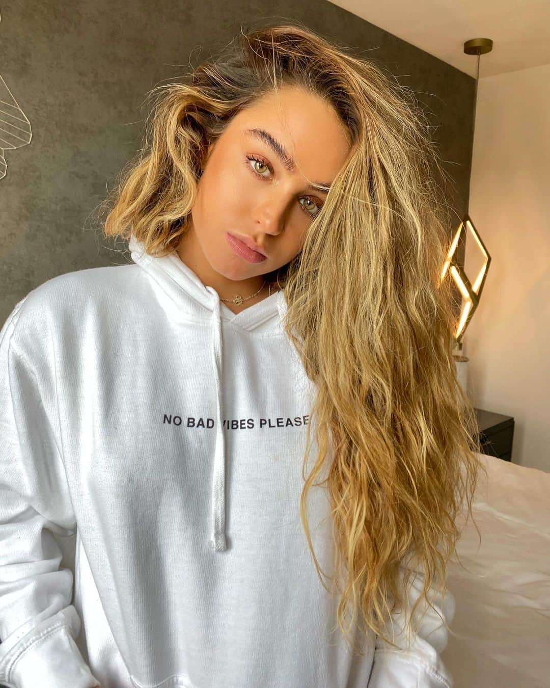 Sommer Rayさんのインスタグラム写真 - (Sommer RayInstagram)「GUUUUYS i’m so happy to finallyyyyy announce i have men’s/unisex clothes on @shopsommerray 😛 say no to bad vibes & check em outtttt 💛 link in bio」1月9日 6時15分 - sommerray