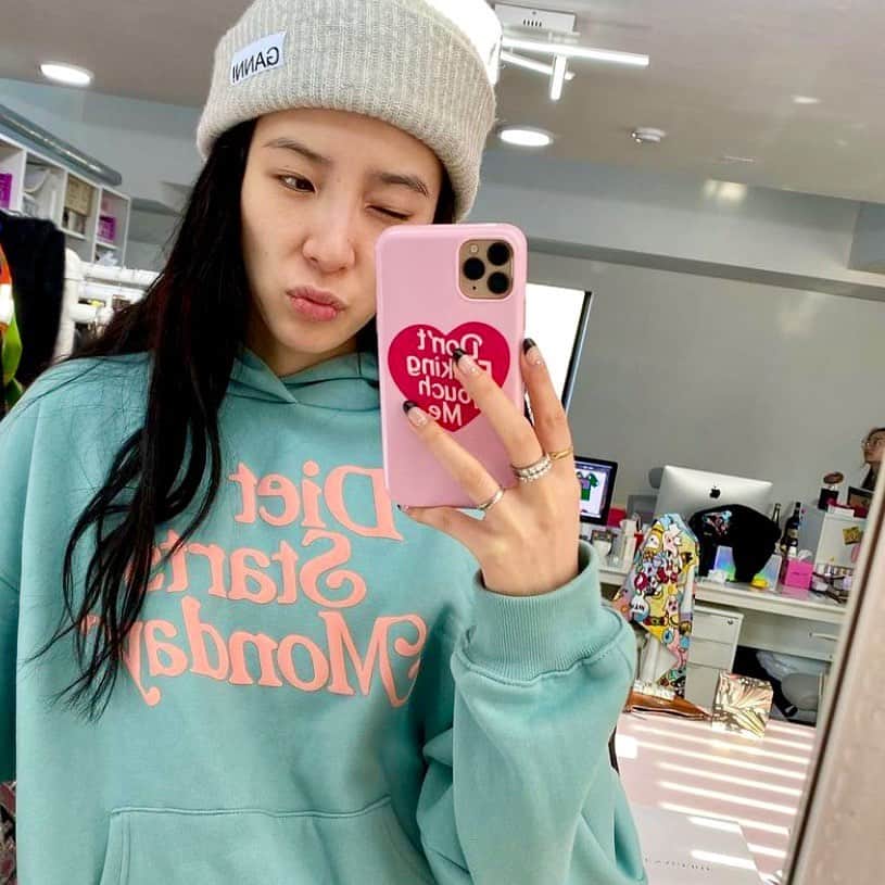 VELVETCAVIARさんのインスタグラム写真 - (VELVETCAVIARInstagram)「Feeling extremely ✨BLESSED✨ to have our Don’t Touch Me case in the hands of the GORGEOUS @ireneisgood #velvetcaviar #vcbabe」1月9日 6時23分 - velvetcaviar