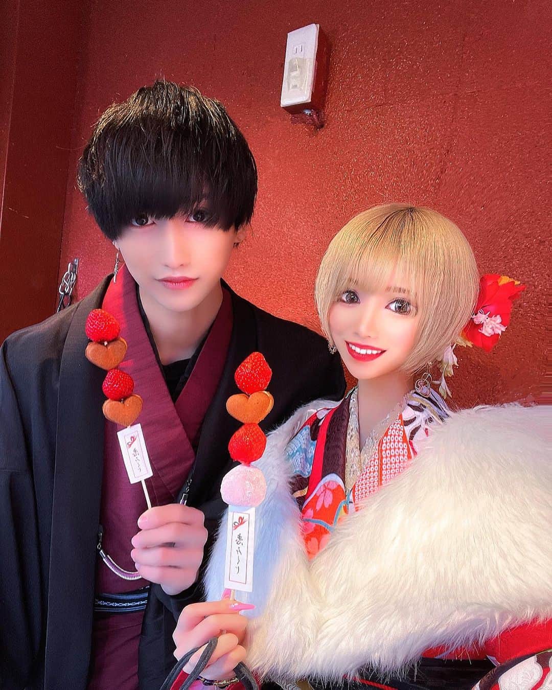 侑季美怜のインスタグラム：「• • • とーやが厄年やからお守りと • • 二人が丑年なので牛の置物？ • • • #浅草　#着物　#着物レンタル　#浅草着物レンタル　#観光　#メロンパン　#初詣　#お寺参り　#正月　#丑年　#年明け　#年始　#元旦  #2021year #令和　#おみくじ初売り　#雷門　#浅草寺　#仲見世通り　#東京スカイツリー　#スカイツリー　#ホッピー通り　#神谷バー  #デンキブラン  #牛嶋神社  #三輪鳥居 #駒形堂　#駒形橋  #2021年　#デート」