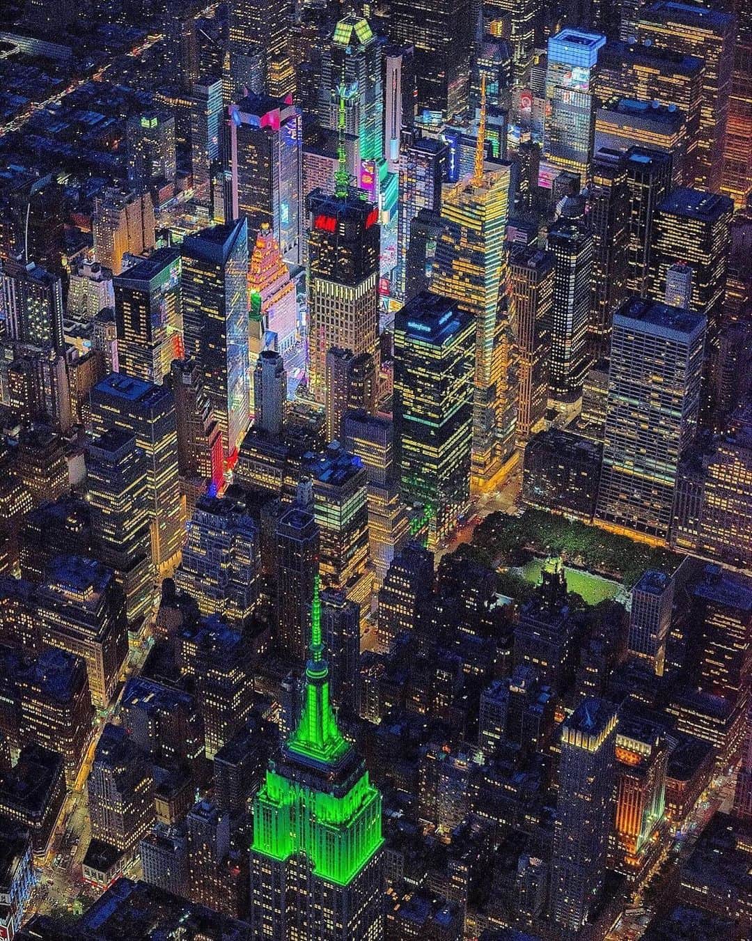 Empire State Buildingさんのインスタグラム写真 - (Empire State BuildingInstagram)「#TimesSquare: Whether you love it or hate it, you’ve almost definitely heard of it.  ⠀⠀⠀⠀⠀⠀⠀⠀⠀  What you might not know, is that the area got its name from the @nytimes! Prior to NYT moving there in 1904, it was originally called “Longacre Square”. 😱  ⠀⠀⠀⠀⠀⠀⠀⠀⠀  A lot less catchy, if you ask us!  ⠀⠀⠀⠀⠀⠀⠀⠀⠀  📷: @al3x.nyc #EmpireStateBuilding」1月9日 6時41分 - empirestatebldg