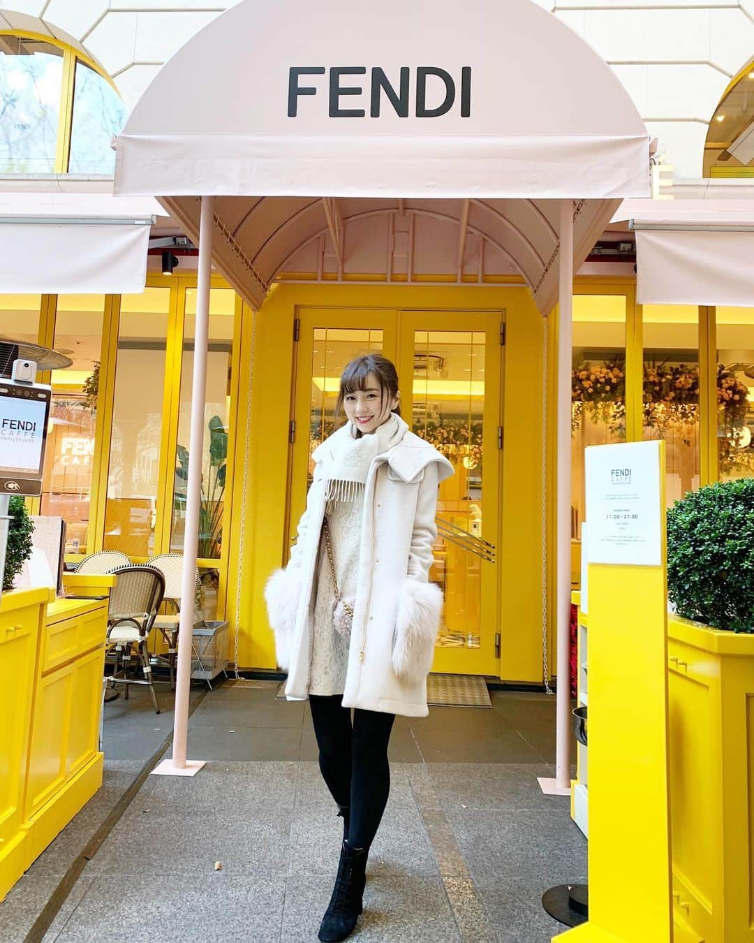 のインスタグラム：「💗💛💗💛﻿ ﻿ 念願のFENDI CAFE 💗💛💗﻿ @anniversaire_cafe  @fendi﻿ ﻿ ﻿ op @mischmasch_official  coat @jillstuart  shoes @miumiu  bag @chanelofficial  ﻿ ﻿ ﻿ #FENDIcafe﻿ #フェンディカフェ﻿ #アニヴェルセル #アニヴェルセル表参道 ﻿ #表参道﻿ #表参道カフェ」