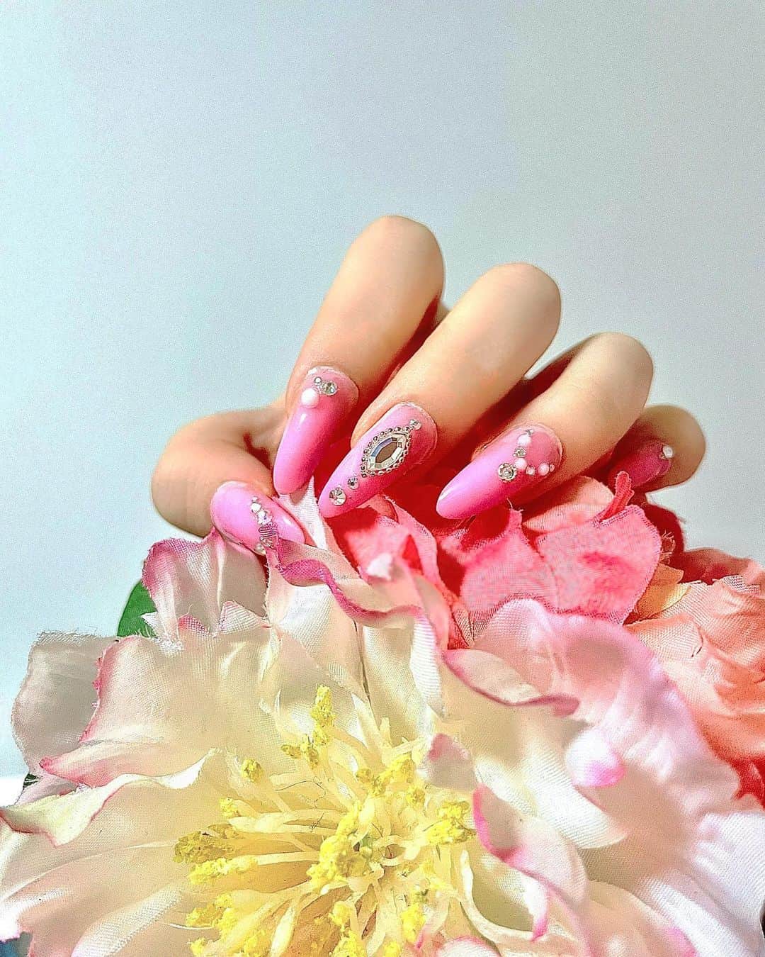 侑季美怜のインスタグラム：「• • • 自分でした初めてのスカルプネイル💅 • • めちゃ下手くそやけど 大目にみてください😭 • • ずっとネイル行って 自分でもできる気がして 一度はやってみたかったw • • 4時間くらいかかったのはここだけの話。 • • 今回はピンクしかなかったから 次は他の色でストーンももっと可愛いの つけたい！！ • • • #セルフネイル　#ネイル　#nail #スカルプネイル　#スカルプチャーネイル #難しかった　#ストーン　#ピンクネイル　#キラキラネイル　#ゴージャスネイル　#長さだし　#美容」