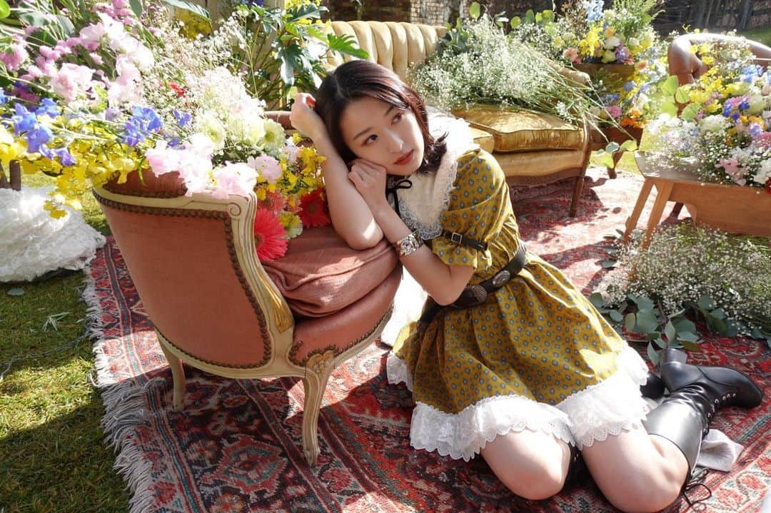 中江友梨のインスタグラム：「お花屋さん行きたいなぁ~ あの近所のお花屋さん元気かなぁ。  #東京女子流10周年 #中江友梨 #お花屋さん #お散歩中によくお世話になったなぁ」