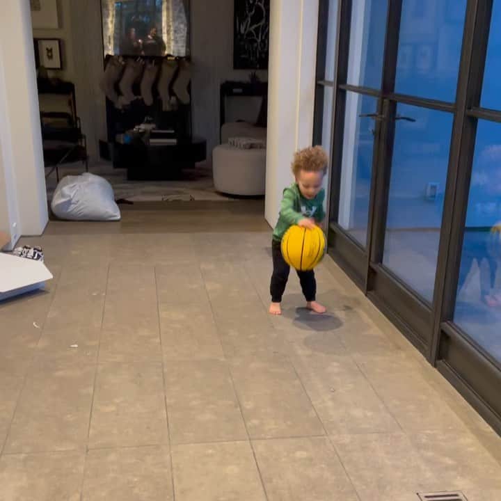 エイヨシャ・カレーのインスタグラム：「Young Wolf trying to dribble like dada. I give it 3 years until he has the routine down 😂😂😂 @stephencurry30」