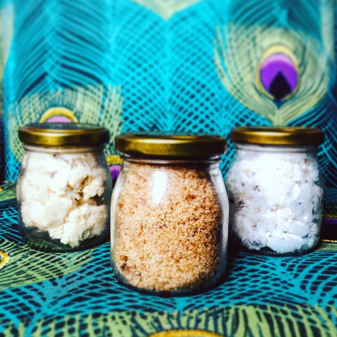 ケリスのインスタグラム：「Happy freedom Friday !!!! Look what's dropping this lovely afternoon !!!! Glow beauty bundle !!!!  -lemon sugar face scrub -Bounty farms French lavender whipped coconut cream body scrub turn your notifications on !!!!! These are my everyday go to regimen products . Organic and hand made and from the very best elements ! I adore ! For those of you who got the glow butter and the lemon sugar scrub before you know how delicious these items are . They work and they are fabulous! Available at 6 pm today」
