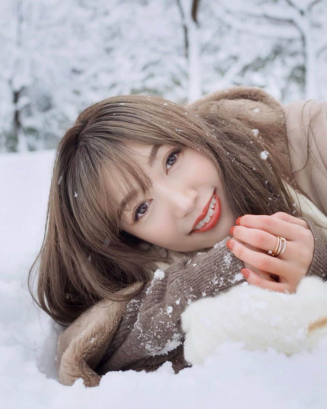 ののさんのインスタグラム写真 - (ののInstagram)「. この前の笑ってるバージョン⛄️😀  #ポートレート#一眼レフ#作品撮り#裸眼メイク#冬メイク#雪ロケ#雪#雪景色#銀世界#ぜんぶ雪のせいだ#冬#コート#マフラー#関西モデル#サロンモデル#サロモ#東京カメラ部#アッシュヘア#ロングヘア#japan#portrait#winter#snow#fineart#tokyocameraclub#good_portraits_world#japanesegirl#IGersJP」1月9日 6時54分 - nonoko0309