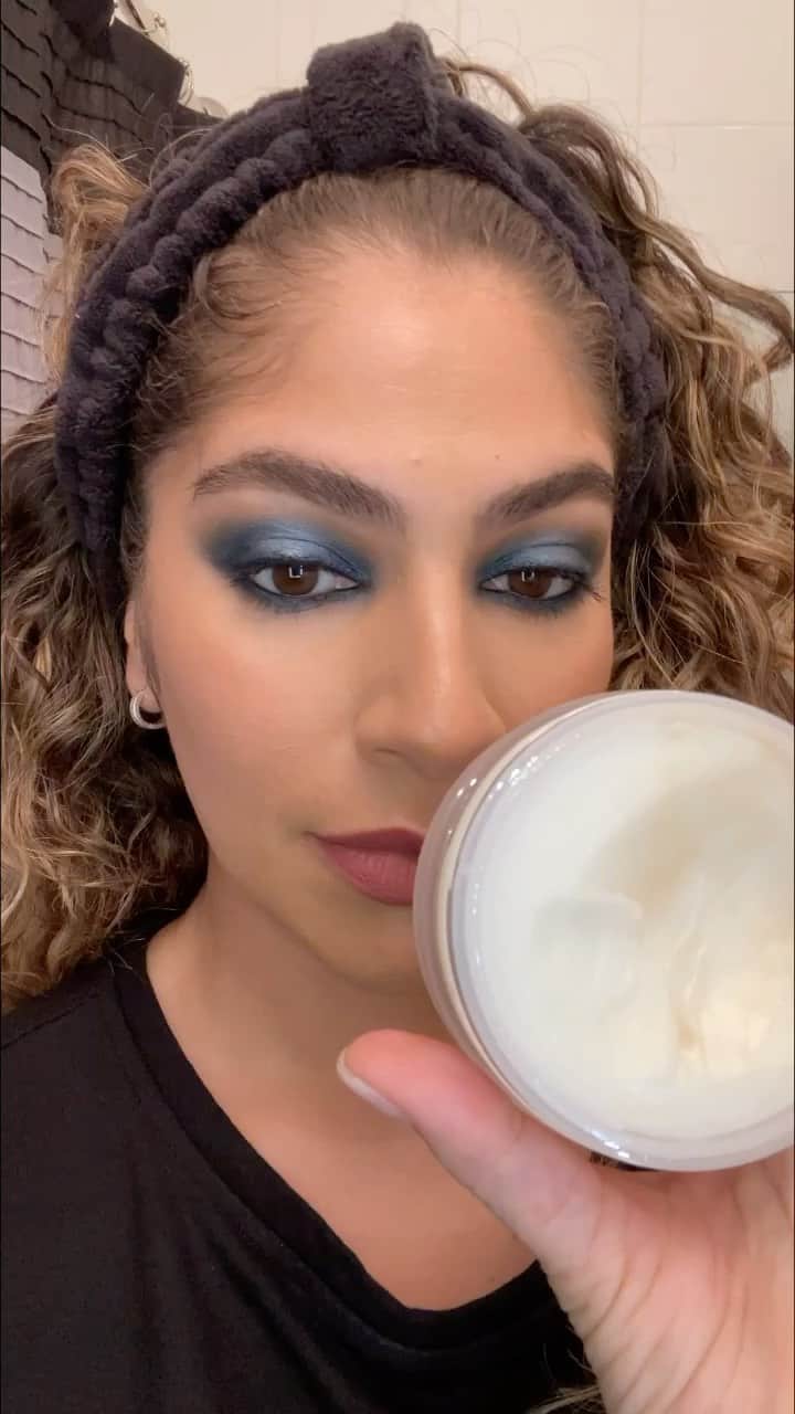 エスティローダーのインスタグラム：「Swipe away bad habits (like going to bed with your makeup on!) as easy as 1-2-3! ✨ #EsteeArtist @jocelyn_biga loves our Advanced Night Micro Cleansing Balm ❤️ Massage our Cleansing Balm over dry skin and our lightweight balm melts into a silky cleansing oil as you massage, then transforms into a milky emulsion that rinses away for a clean, conditioned feel! Tap to shop.」