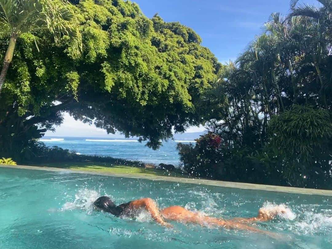 ライス・リベイロのインスタグラム：「Morning swim 💦」