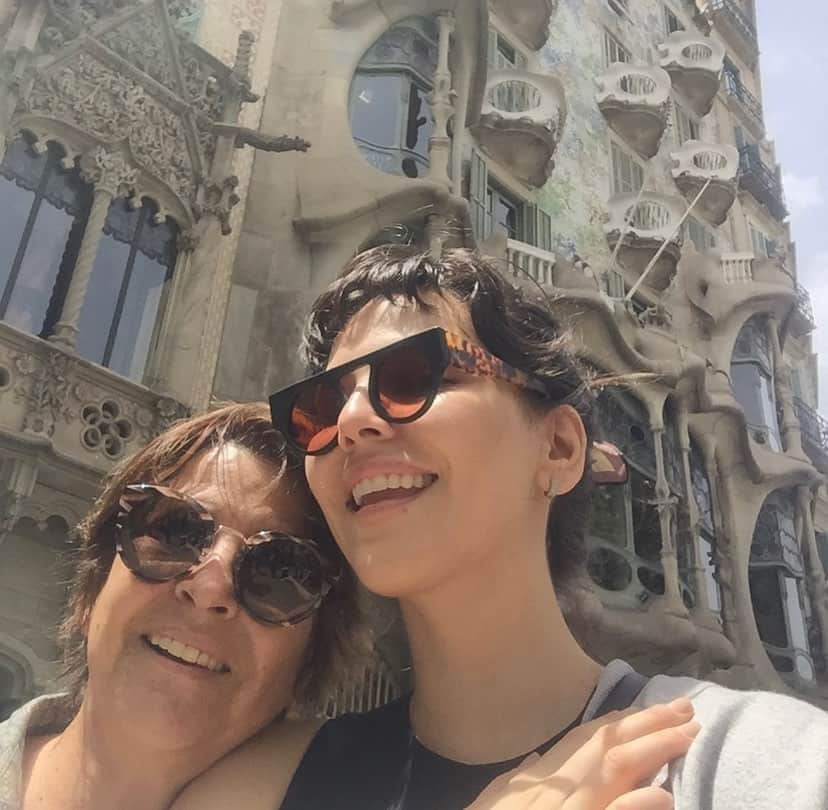 Tainá Müllerのインスタグラム：「Feliz aniversário mama! Que as memórias dessa viagem e o sonho das futuras te ajudem a segurar a onda da saudade. Vida longa a @veramarizafloresmuller ❤️❤️❤️ #vemvacina」