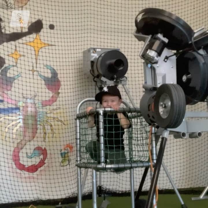 シカゴ・ホワイトソックスのインスタグラム：「Yasmani Grandal has the cutest offseason training partner. 🥺」
