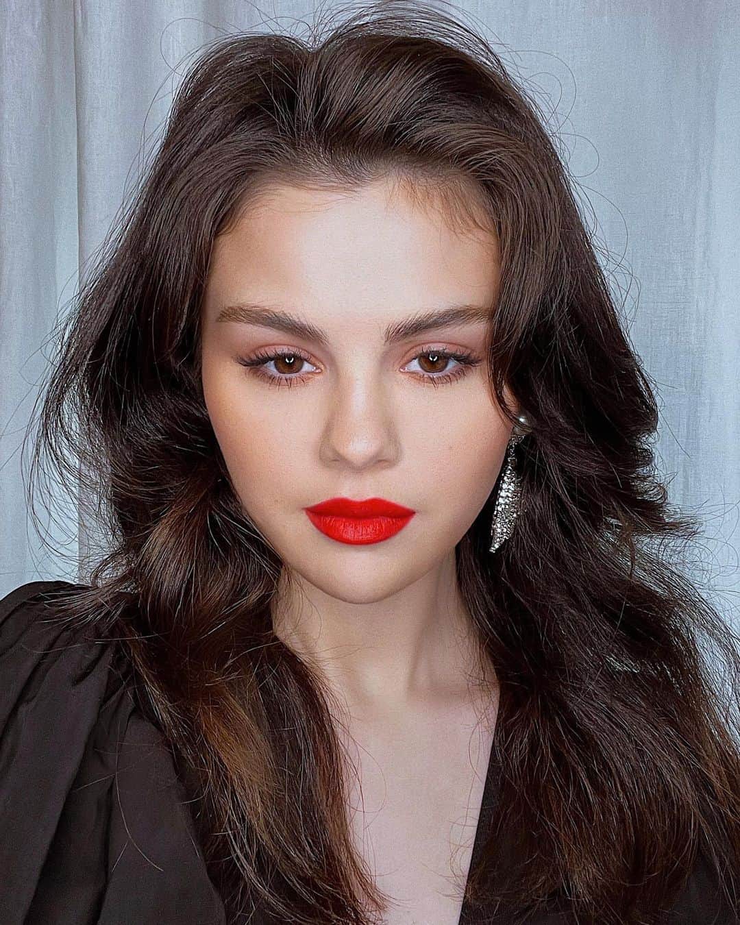 Hung Vanngoさんのインスタグラム写真 - (Hung VanngoInstagram)「#SelenaGomez (@selenagomez) from today RareBeauty (@rarebeauty) ❤️🌟⚡️💫✨⭐️. 👗 @kateyoung 💇 @keithcarpenterhair  💄 @hungvanngo Here is the products breakdown: Liquid Touch Weightless Foundation - 190w Liquid touch brightening Concealer - 170w Brow harmony pencil and gel - cool brown Eyeshadow 👀 :) Positive light liquid Luminizer - Mesmerize Stay Vulnerable Melting Blush - Nearly Apricot  Lip Soufflé matte lip cream - Inspire Always An Optimist 4-in-1 mist」1月9日 7時18分 - hungvanngo