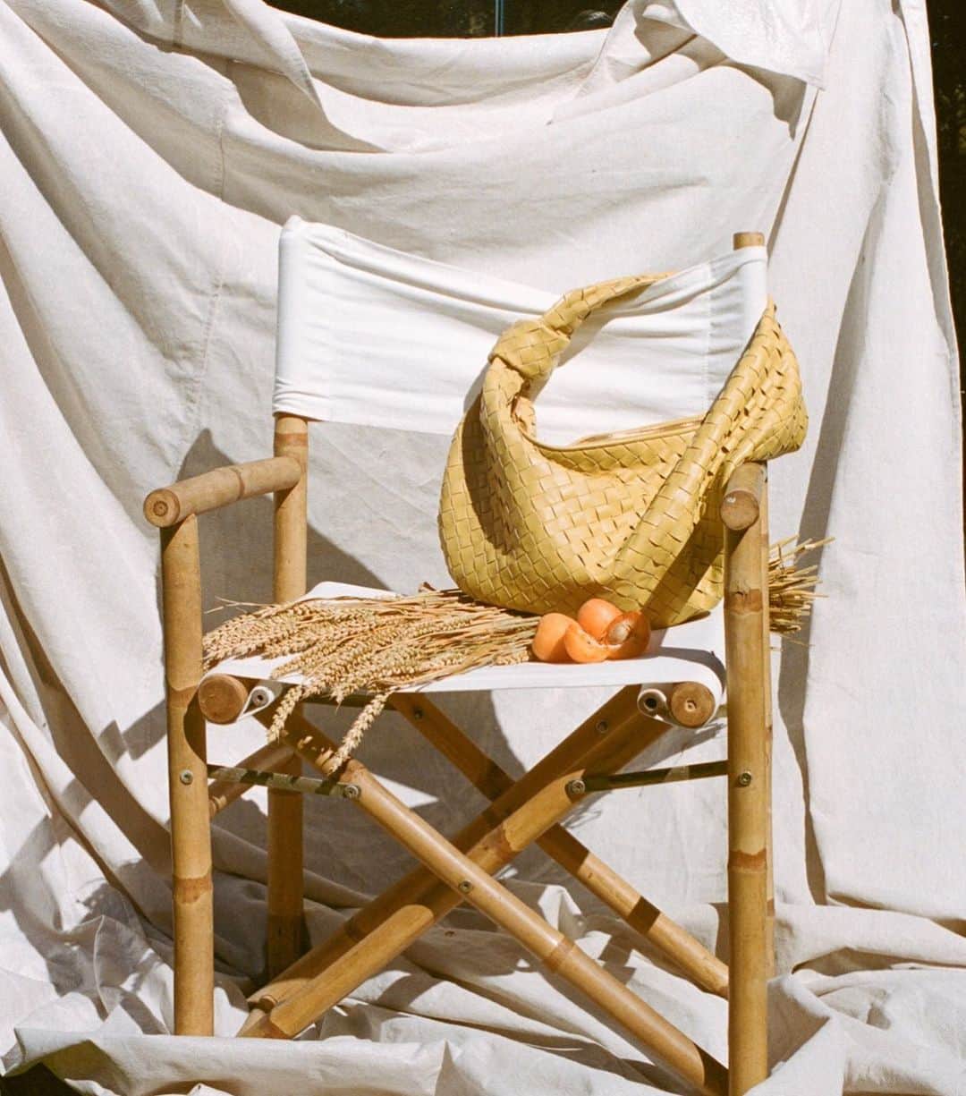 ジョージア・フォウラーさんのインスタグラム写真 - (ジョージア・フォウラーInstagram)「Pieces We Love 🤍 Bottega Veneta Jodie Bag |Textures reminiscent of the countryside, buttery and sweet tones with summer hues. Day dream of a sun soaked escape with woven accessories worthy of being on high rotation. 🌽 Up now on WWW.GEORGIAFOWLER.NET  Photos by @hollygibson_ Styling by @nichhiawippell & I」1月9日 7時21分 - georgiafowler