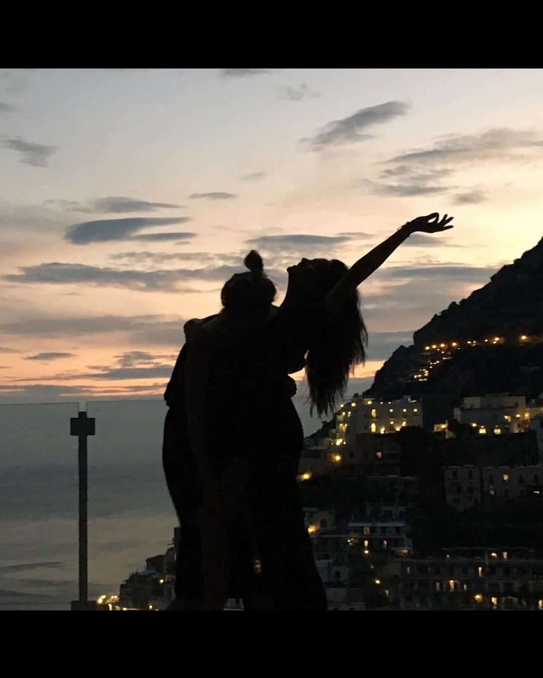 アシュレイ・ベンソンのインスタグラム：「I miss traveling and I miss my mewnieeeee @shaymitchell」