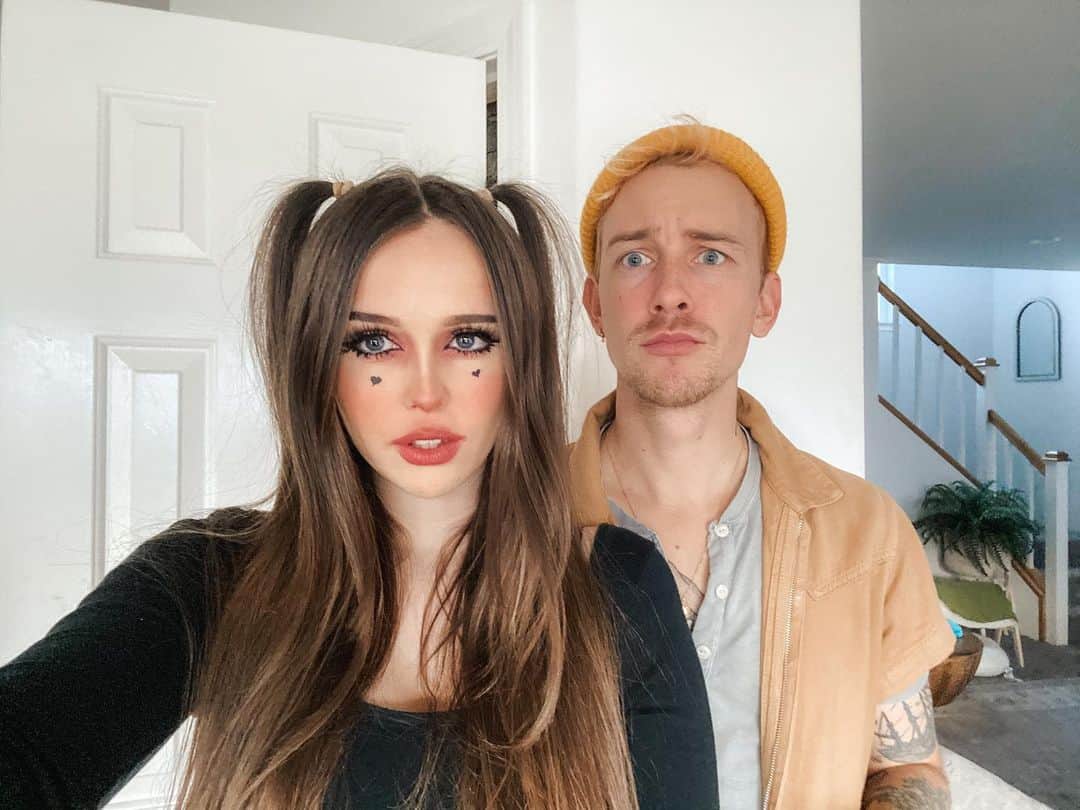 のインスタグラム：「Mom & Dad. ❤️ just uploaded my E-girl Makeup Video! Link in my stories! 🥰」