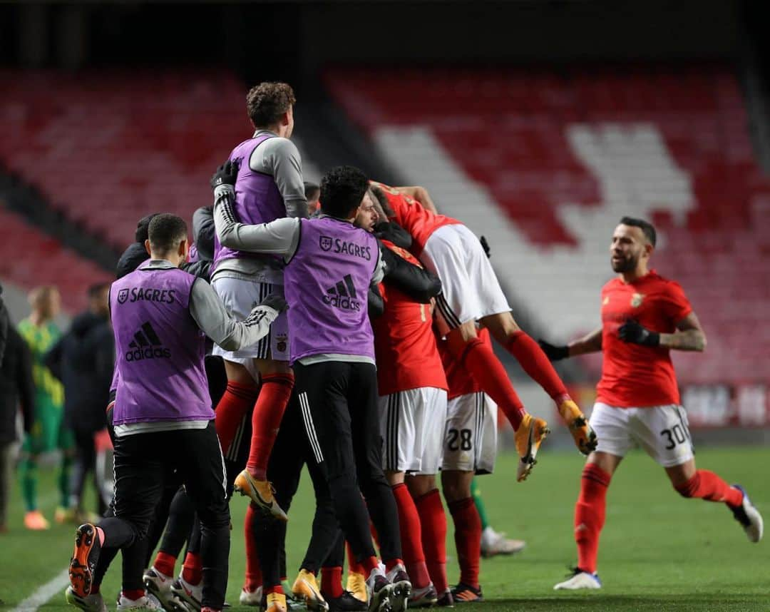 ハリス・セフェロヴィッチのインスタグラム：「Muito feliz por voltar a jogar com esta equipa e ganhar! 🦅🔴⚪️ #DeTodosUm #carregabenfica @slbenfica」