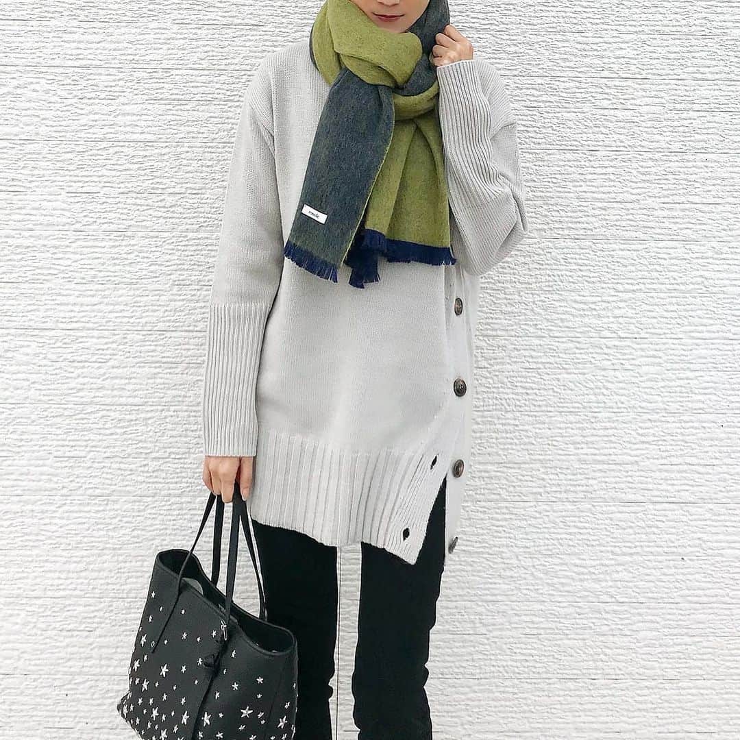 michikoのインスタグラム：「ストール🧣 ＊ ＊ 去年良く着たお気に入りのロングニットと @romile_official のカシミヤ大判ストール リバーシブル2wayで楽しめて、巻き方によって配色のバランスが楽しめるから、凄く便利アイテム 今年もいっぱい使おう！ ＊ ＊ ＊ #romile #ロミール#ストールコーデ #ストール #ストール巻き方 #大人コーデ #大人ファッション #大人カジュアル #カジュアルコーデ #シンプルコーデ #きれいめカジュアル #着回しコーデ #coodinate #fashionista #fashiongram #instafashion」