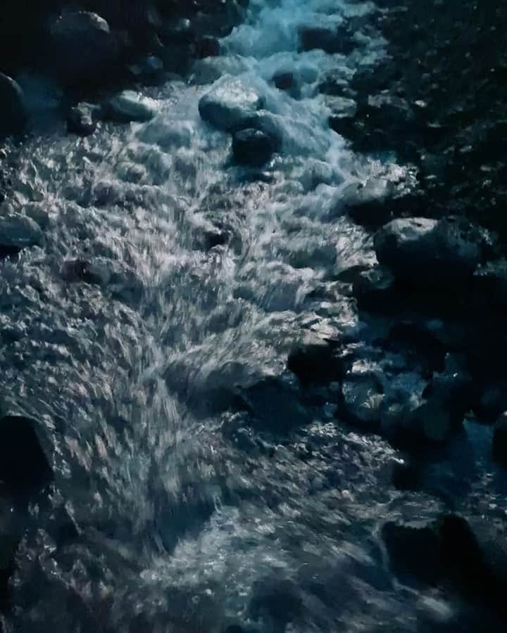 クリス・バーカードのインスタグラム：「Chasing water back to the source. It’s not everyday you see a river flowing into the ice Cave. But then again, Alaska is a peculiar environment. An iPhone dump from my assignment in Alaska last spring to shoot for the @sonyalpha S3 release. We had 48 hours to make something out of a small weather window. With an incredible team we pulled it off and created a video called ‘North to the Future’ on my IGTV.  Thanks to @greatlandadventures @snackfarmer @curtismorgan @ryanespi @steliasguides」